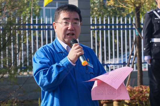 五星紅旗，我愿做你光華中淡淡的一筆——安彩高科舉行 國慶升旗儀式