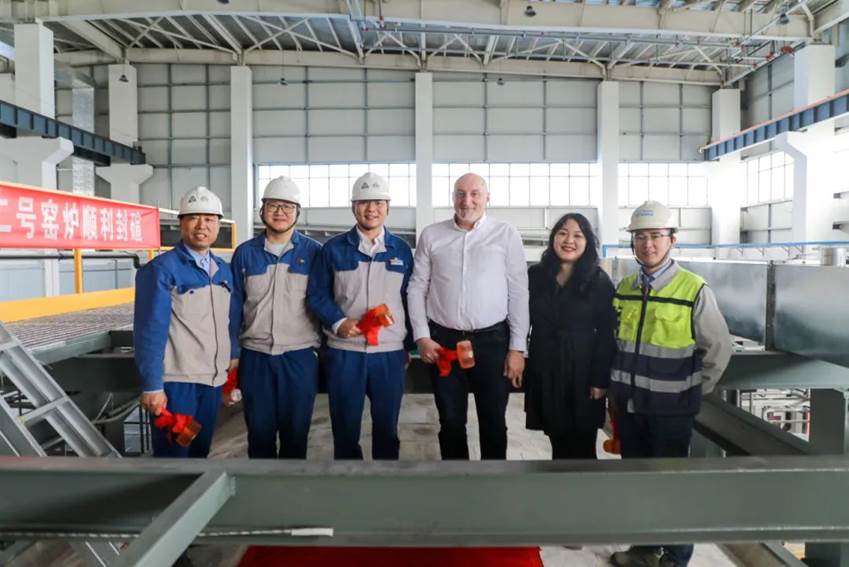 安彩藥玻項目2號窯爐順利封碹！