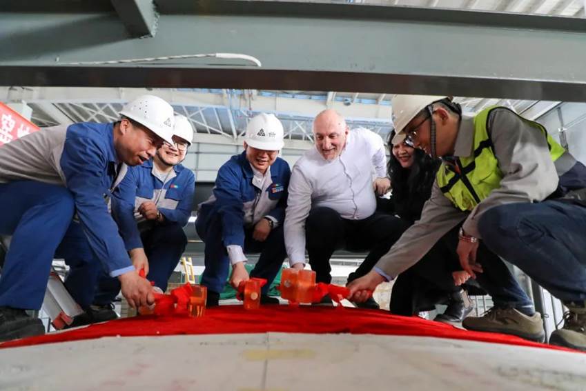 安彩藥玻項目2號窯爐順利封碹！